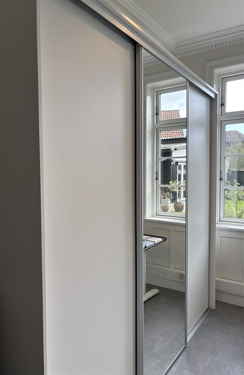 Celebert skydelåger med inventar og gavle